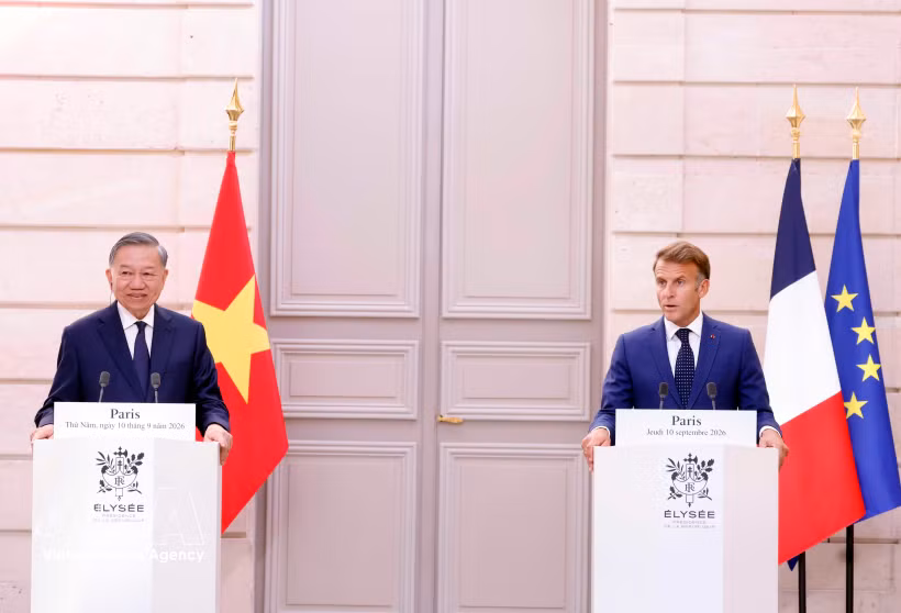 越共中央总书记、国家主席苏林与法国总统埃马纽埃尔·马克龙在会谈前共同会见了记者。图自越通社