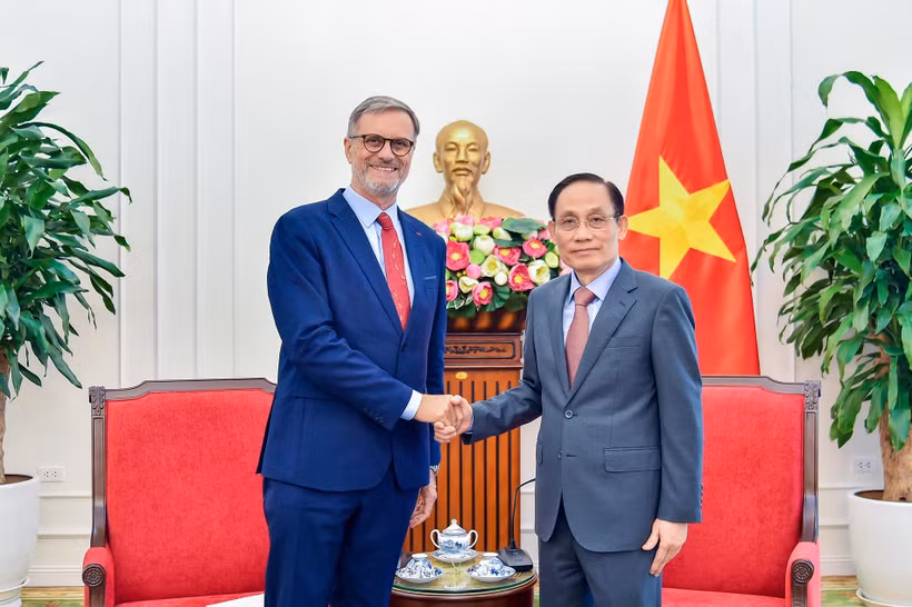 越南外交部长黎怀忠接受法国驻越南大使奥利维耶·布罗歇辞行拜会。（越南外交部供图）