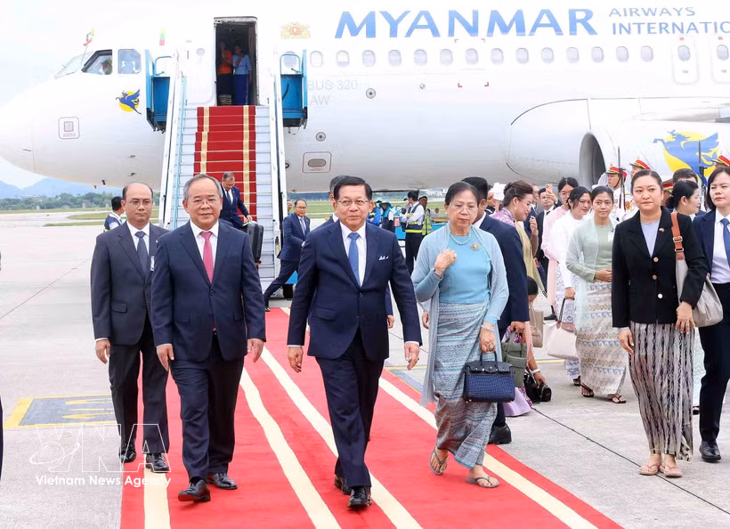 越南国家主席办公厅主任黎庆海在河内内排国际机场迎接缅甸总统一行。图自越通社