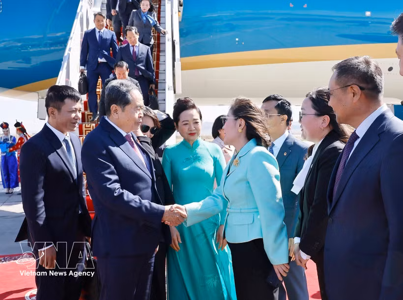越南国会主席陈青敏抵达乌兰巴托成吉思汗国际机场，开始对蒙古进行正式访问。图自越通社