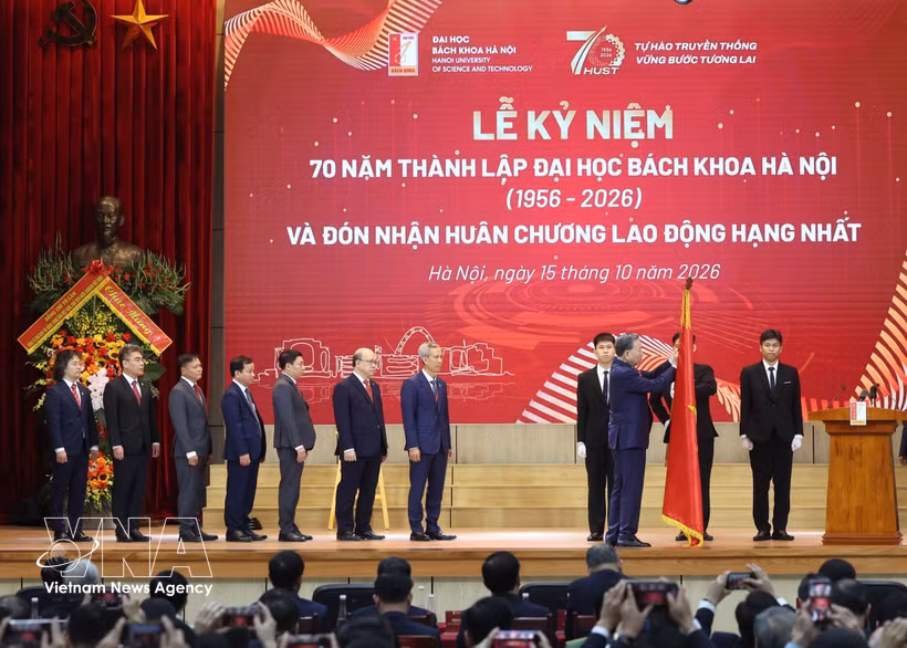 越共中央总书记、国家主席苏林向河内理工大学授予一等劳动勋章。图自越通社