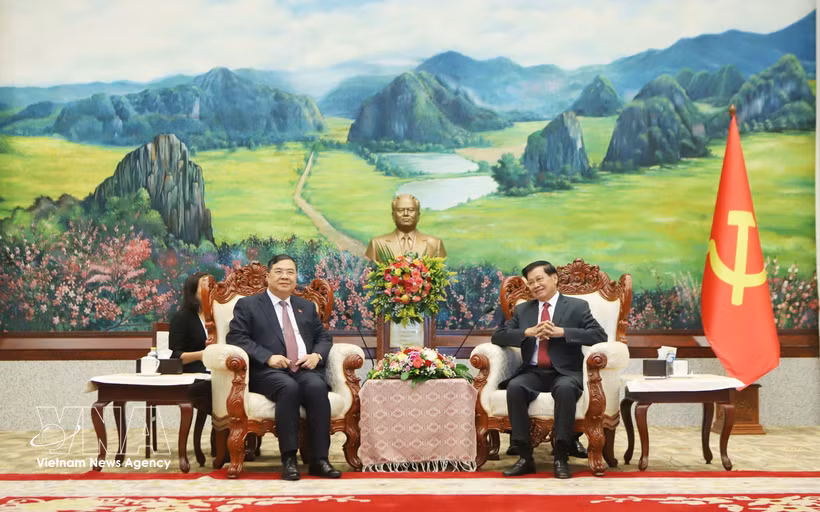 老挝人民革命党中央总书记、国家主席通伦·西苏里会见越南政府常务副总理范家足。图自越通社