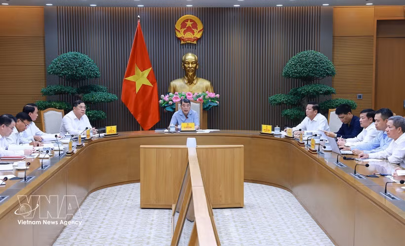 越南政府总理黎明兴在政府驻地主持召开会议，检查交通运输行业重点项目实施和推动资金拨付情况。图自越通社