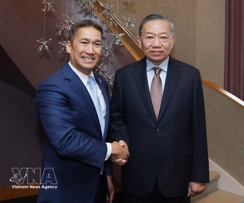 越共中央总书记、国家主席苏林会见美国代理海军部长高雄。图自越通社