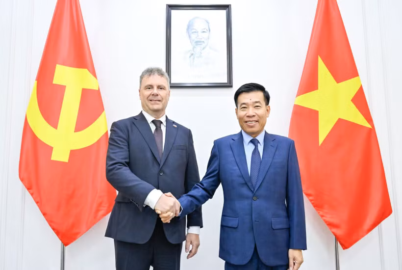越共中央委员、越南外交部党委常务副书记、外交部副部长阮孟强与捷克和摩拉维亚共产党（KSCM）主席罗曼·劳恩（Roman Roun）举行会谈。外交部供图