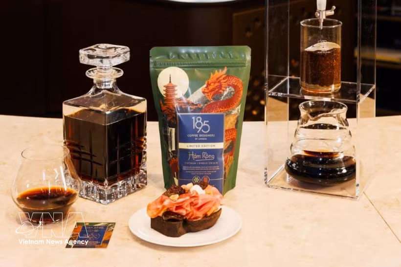 来自越南嘉莱省的“Hàm Rồng” （龙颚）品牌精品罗布斯塔（Fine Robusta）高端咖啡产品在意大利北部都灵市世界领先咖啡集团拉瓦萨（Lavazza）的1895工厂正式亮相。图自越通社