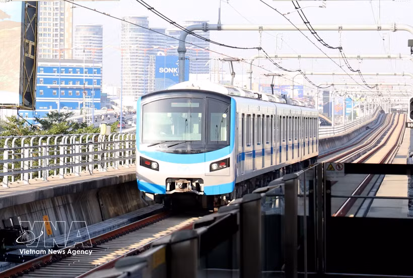 滨城-仙泉地铁1号线列车从胡志明市中心向仙泉方向行驶。图自越通社