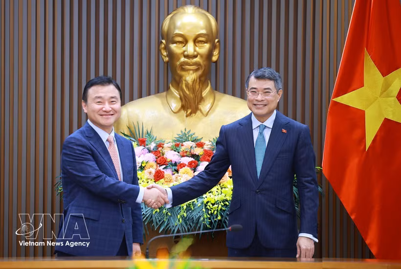 越南政府总理黎明兴会见三星电子联席首席执行官卢泰文。图自越通社