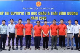 6名越南学生均在2026年亚太信息学奥林匹克竞赛中夺得奖牌（红衣）。图自越通社