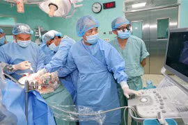 顺化中央医院一天内同时完成4台心、肝、角膜移植手术。图自越通社