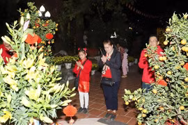 大年初一去寺庙烧香祈福——旅老越南人喜迎新春的文化之美。图自越通社