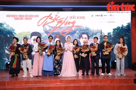 越南歌手和敏智（Hòa Minzy）的音乐短片《闪闪北宁》成功登上了全球网络热歌榜。图自越通社