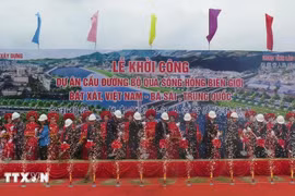 中国坝洒-越南巴刹红河界河公路大桥正式开工仪式。图自越通社