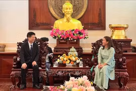 芹苴市人民委员会副主席阮氏玉叠会见中国广东汕头市副市长彭聪恩。图自越通社