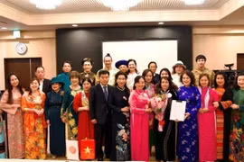 越南奥黛遗产俱乐部的代表与越南驻日本大使馆干部合影留念。图自越南人民报