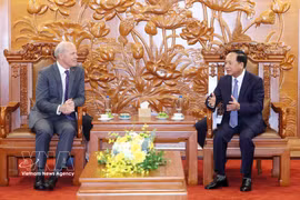 越共中央宣教与民运部长郑文决会见加拿大驻越南大使吉姆·尼克尔。图自越通社