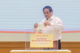越南政府总理范明政及政府成员捐款援助台风受灾民众。图自越通社