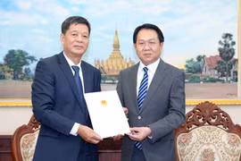越南驻琅勃拉邦总领事武玉李（左）与老挝外交部副部长阿努帕布·翁诺克欧。图自越通社