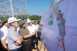 越南政府总理范明政实地检查并督促推进500千伏老街-永安输电线路项目施工进度。图自越通社