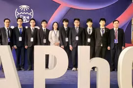 越南国家队8名学生全部获奖，包括3金、3银和2铜。图自越通社