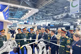 与会代表参观越南展位。图自越通社