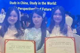 在北京师范大学就读的越南留学生阮玄英以其写给中华文化的《一封情书》荣获了中国教育部留学服务中心第八届“我与中国美丽邂逅”来华留学生征文大赛的一等奖。图自人民报