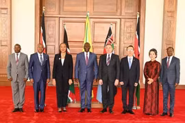 越南驻坦桑尼亚联合共和国兼任肯尼亚共和国特命全权大使武青玄与各国驻肯尼亚大使合影。图自越通社
