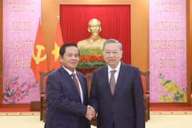 越共中央总书记苏林会见柬埔寨人民党中央委员、参议院第一副议长乌波烈。图自越通社