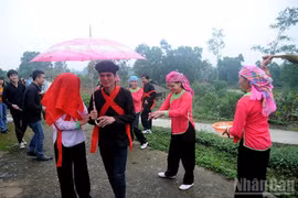 在悠扬的芦笙声、真挚的祝福与神圣的传统礼仪中，热依族的新郎新娘携手并肩而行——不仅是两颗心灵的契合，也是两大家族在浓郁民族文化长河中的深情交融。图自人民报