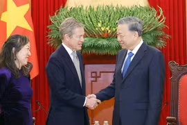 越共中央总书记苏林会见了私人投资公司伯格鲁恩控股创始人、贝格鲁恩研究所（创始人尼古拉斯•贝格鲁恩。图自越通社