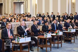黎明兴总理与斯洛伐克总理共同出席越斯企业论坛。图自越通社