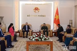 黎辉咏上将与Wouter Van Wersch先生。图自人民军队报