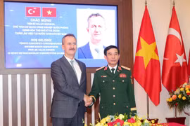 越南国防部长潘文江大将与土耳其国防工业局局长哈卢克·戈尔贡。图自越通