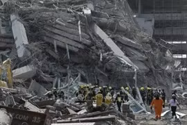 泰国一座正在建设中的30层高楼倒塌。图自越通社