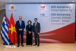 越南驻希腊大使范氏秋香与希腊发展部副部长、前希腊国会希越友好议员小组主席斯塔夫罗斯·卡拉法蒂斯。图自越通社