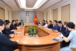 9月9日下午，越南政府副总理胡德福会见韩国驻越大使崔英三及韩国企业代表。图自政府电子报
