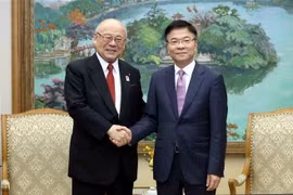 越南政府副总理黎成龙会见日越友好议员联盟特别顾问武部勤。图自越通社