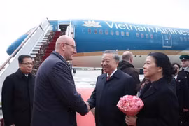 俄罗斯联邦副总理德米特里·切尔内申科来到机场为苏林总书记一行送行。图自越通社
