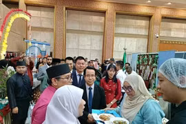 越南驻文莱大使陈英宇向文莱外交与贸易部第二部长艾瑞万介绍越南美食。图自越通社