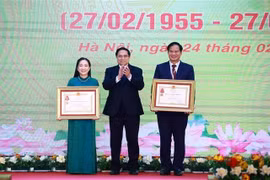 范明政总理向白梅医院2名个人授予“三等劳动勋章”。图自越通社