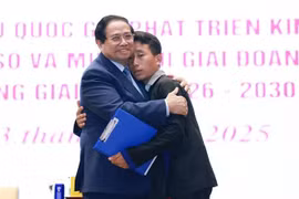 越南政府总理范明政向8月1日凌晨在奠边省沙荣乡亨普西村发生的山洪和泥石流灾难中成功拯救90名村民的村长穆阿·提（Mùa A Thi）给予支持与激励。图自越通社