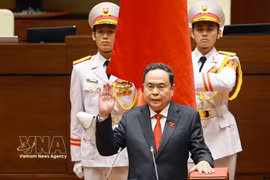 越南新任国会主席陈青敏宣誓就职。图自越通社