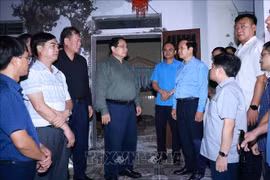 范明政总理实地检查并指导宁平省第10号台风灾后恢复重建工作。图自越通社