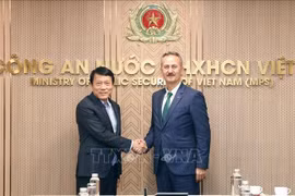 公安部长梁三光大将会见土耳其国防工业局局长哈鲁克·戈尔贡。图自越通社
