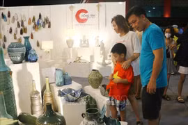 游客参观同奈省陶瓷节。图自越通社