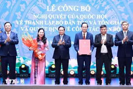 越南政府总理范明政出席国会关于民族与宗教部成立、民族与宗教部干部工作部署的决议公布仪式。图自越通社