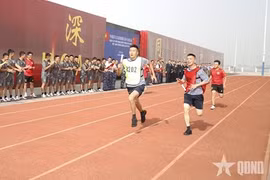 两国海军水手进行接力赛（图片来源：人民军队报）
