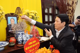 梁强向已故国家主席陈德良进香。图自越通社