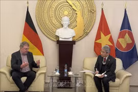越南驻德国大使阮得成会见德国共产党主席帕特里克·科波勒。图自越通社