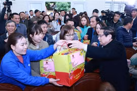 越南政府总理范明政走访慰问清化省玉勒县优抚家庭、贫困群众和工人。图自越通社